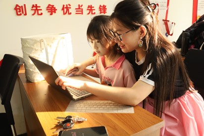 实践队携手：以专业添彩课堂，助学生逐梦未来